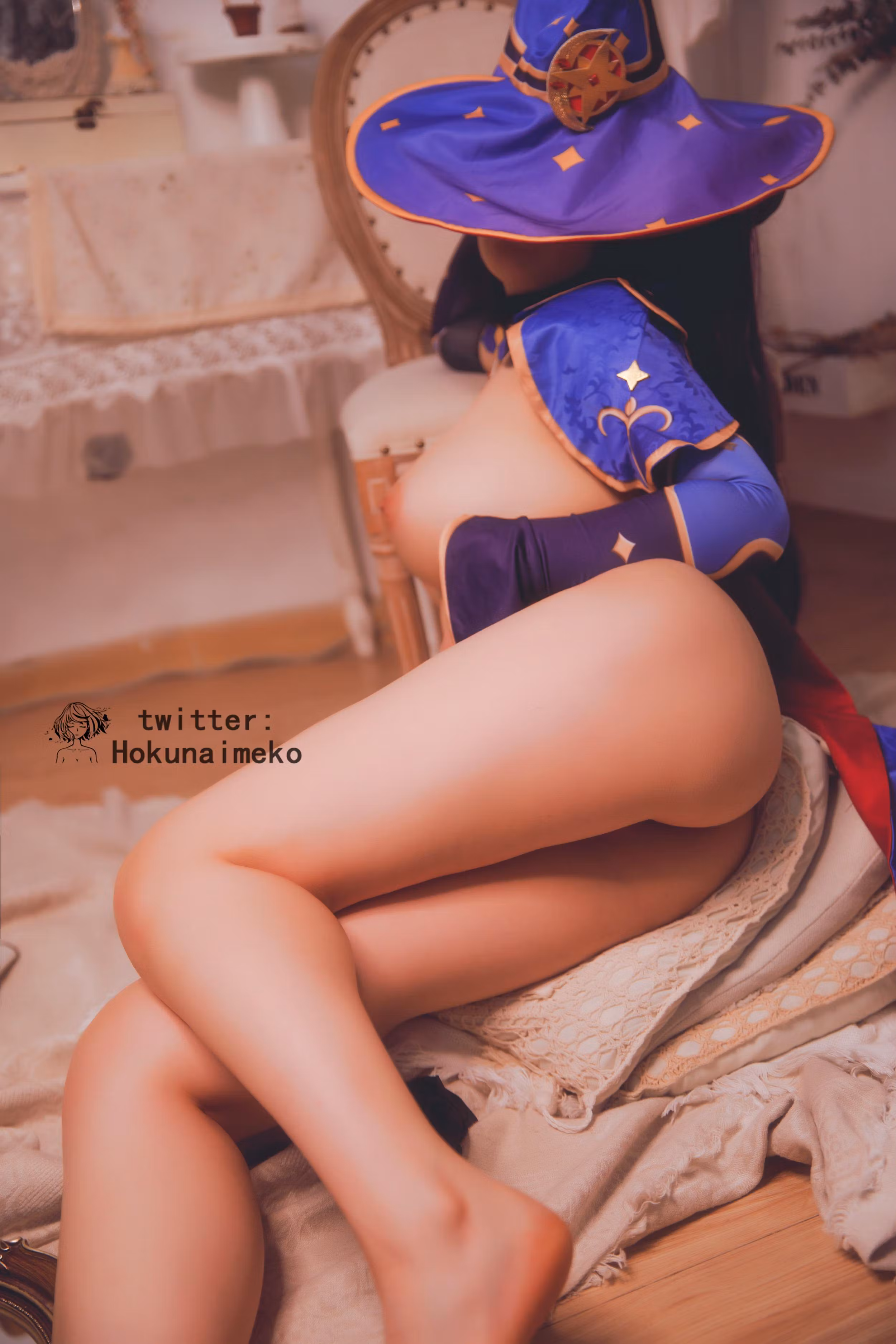 Genshin Mona Cosplay by Hokunaimeko – Mona Costume HD Photo Set 47P