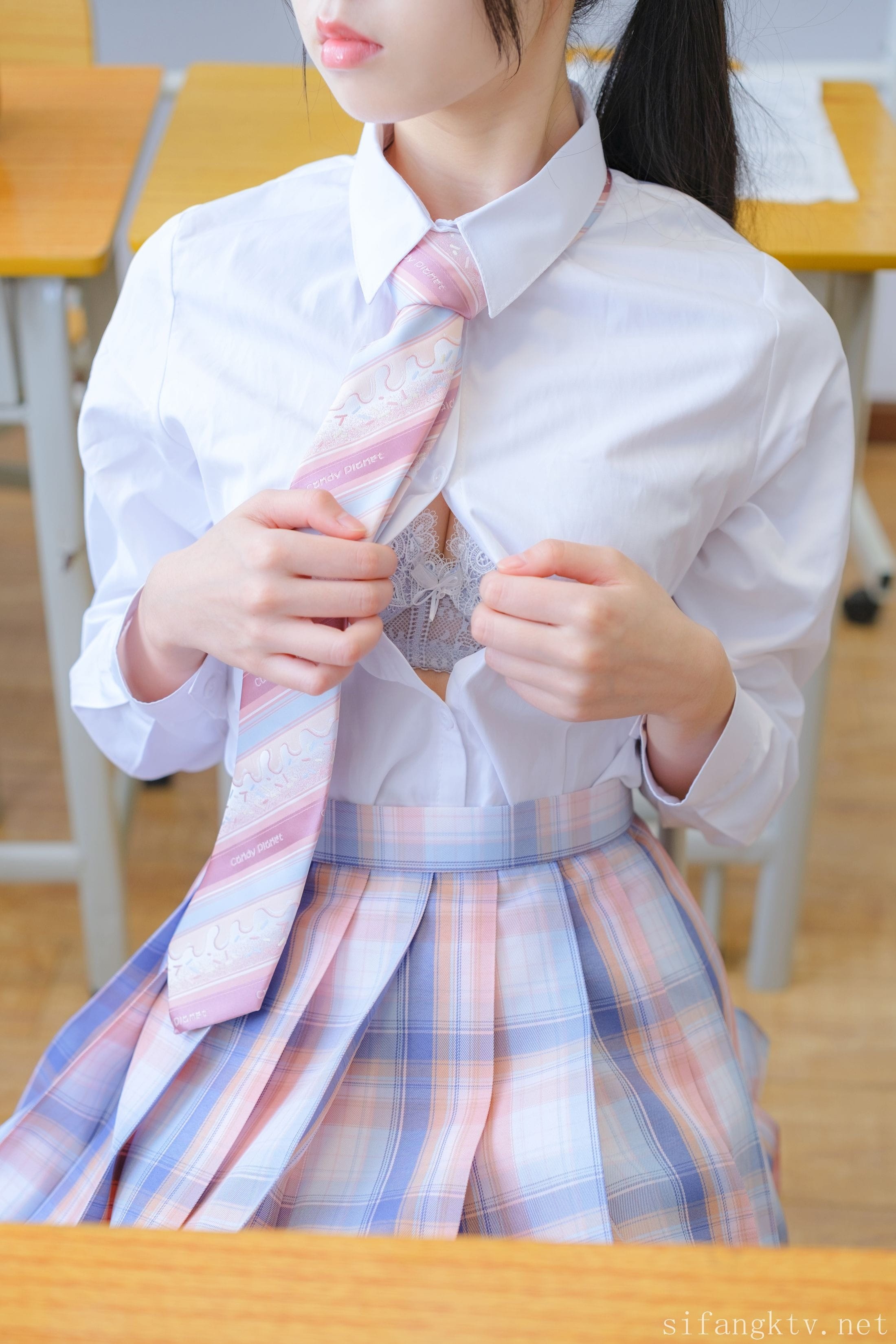 [SENLUO Society] XiaoQi JK Uniform School Girl Asian Model Indoor Photo Set HD 215P