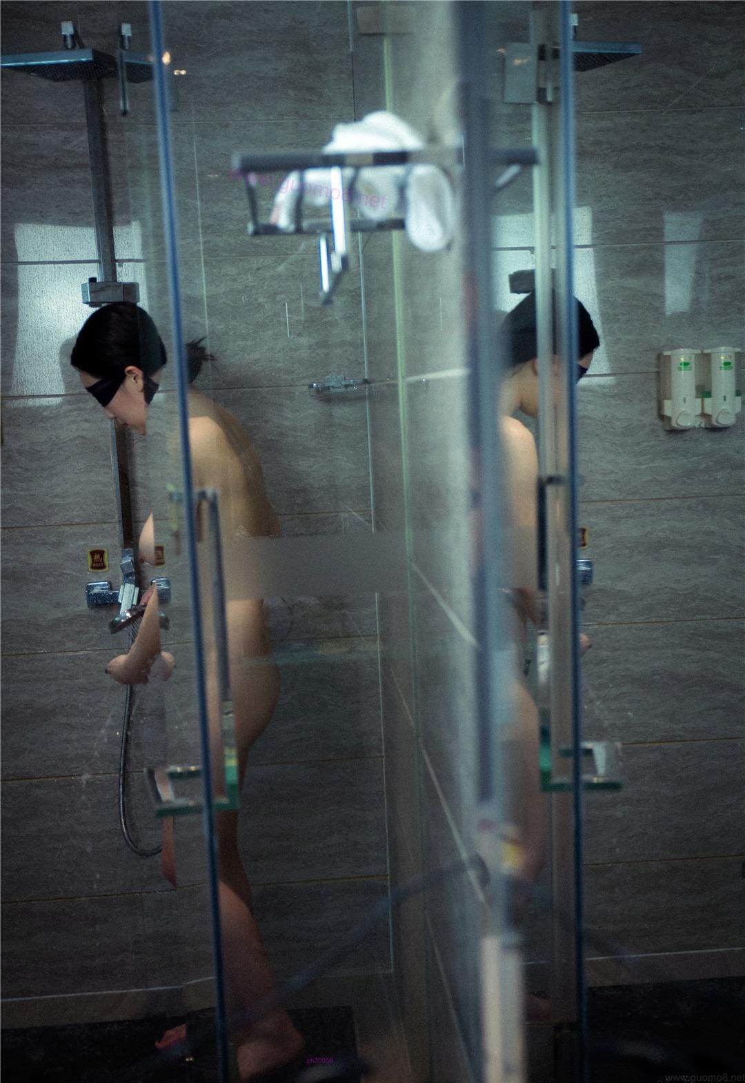 Zhang Xuexin 张雪馨 Elegant Curves Detail